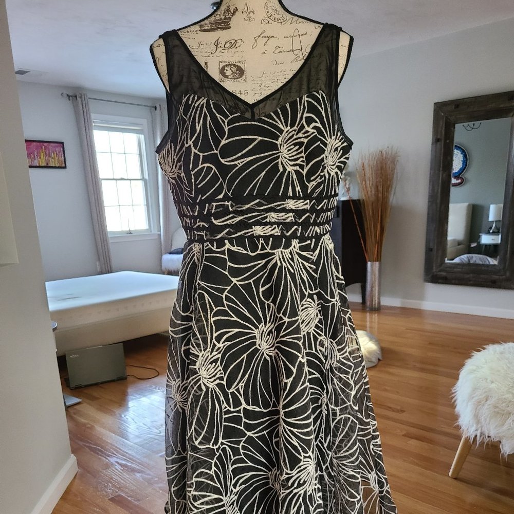 Stunning A Line Black and White midi dress  size 14 in great condition